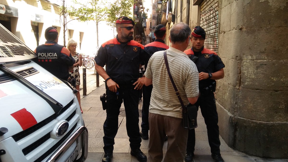 FAVBcn's tweet photo. Aquest matí s'ha intentat desnonar per segon cop una família a Obradors. Els @mossos han tallat el carrer i ens han impedit accedir a la @FAVBcn durant gairebé dues hores. Els agents 10362 i 12163 ens han acusat de provocadors i han empès i amenaçat el company @joanmaria_soler. https://t.co/6qpPW0Fjub