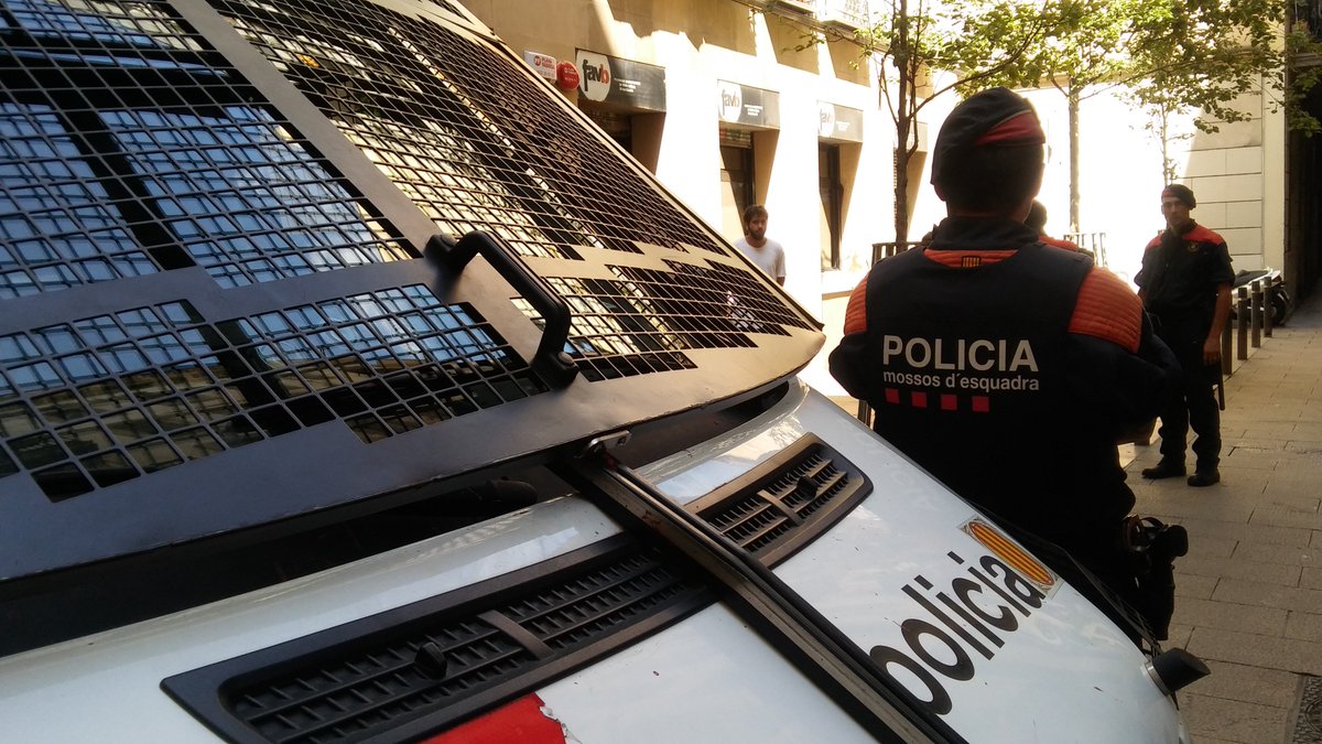 FAVBcn's tweet photo. Aquest matí s'ha intentat desnonar per segon cop una família a Obradors. Els @mossos han tallat el carrer i ens han impedit accedir a la @FAVBcn durant gairebé dues hores. Els agents 10362 i 12163 ens han acusat de provocadors i han empès i amenaçat el company @joanmaria_soler. https://t.co/6qpPW0Fjub
