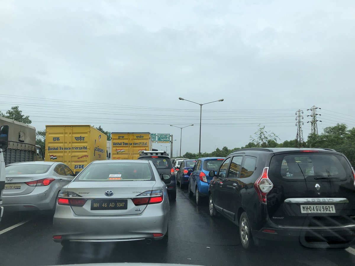 harshil12's tweet photo. @RoadsOfMumbai @RidlrMUM standstill traffic on north bound eastern express highway at 5pm just before Mulund. https://t.co/tHJpO65rM5