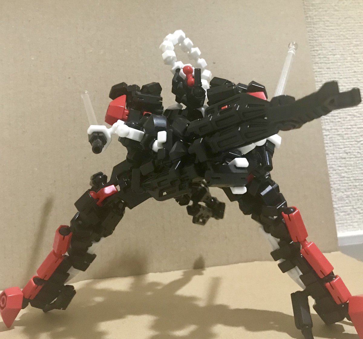 kryofwis's tweet photo. #アソブロック

新作です。今回はなるべく太ましくならないようにしました。

頭部ブレードと装飾、つま先周りを展開し、肩の赤パーツを交換することで高出力形態？にモードチェンジできます https://t.co/w7MxpQnnbK