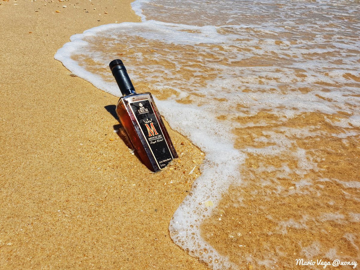 xonsy's tweet photo. Vamos a refrescarnos con este Medium Dry de @BodegasUrium En esta playa desierta, gracias a @RocioUrium @mariourium #uriumoment #SherryLover #Jerez #vinos #urium #MediumDry #winelover #winetasting #winelife #praia #beach #nature #Watercolour #lifestyle #enjoylife #summer https://t.co/xrSuAfOTWA