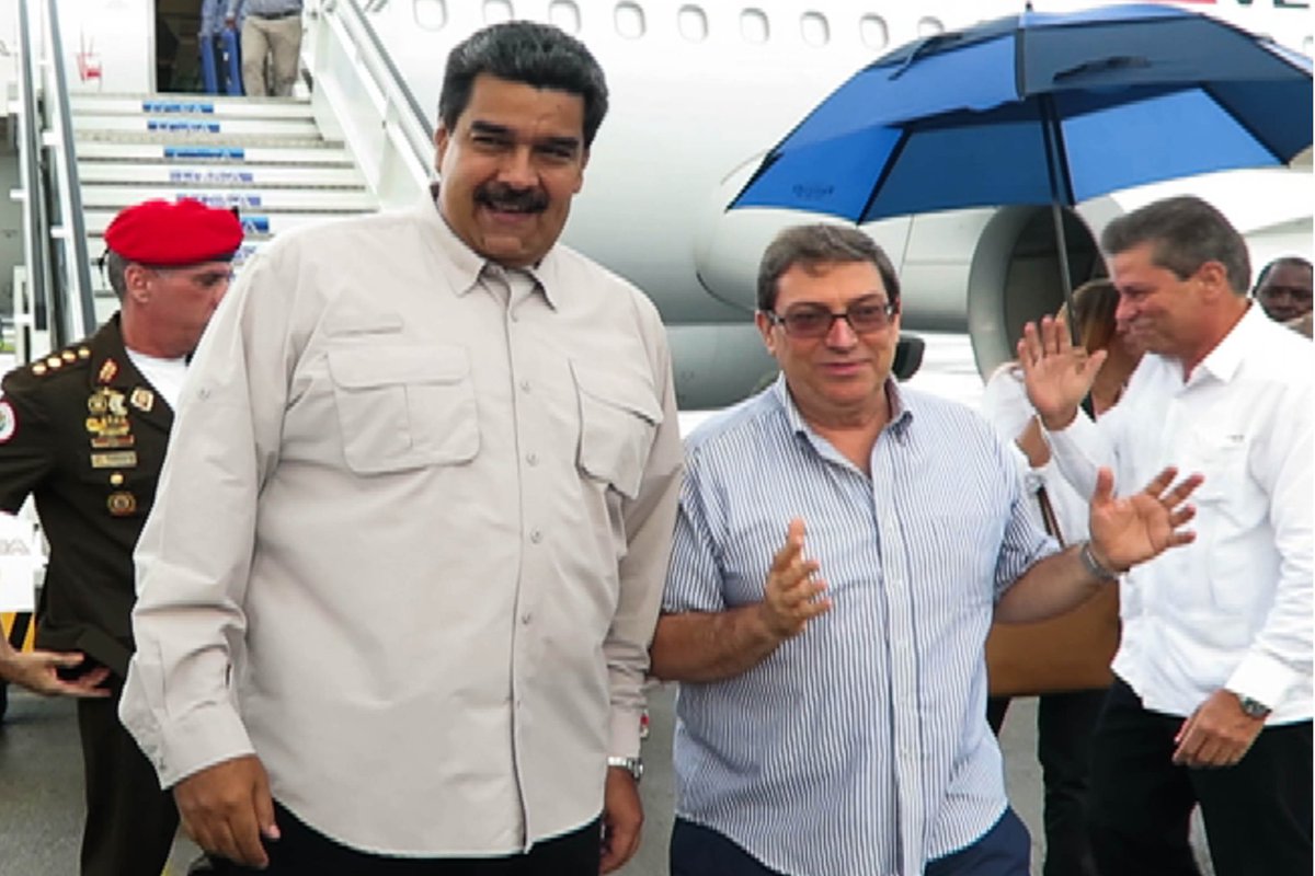 TuraguaNews's tweet photo. Presidente @NicolasMaduro arribó a la mayor de las Antillas para participar en el vigésimo cuarto encuentro del Foro de Sao Paulo https://t.co/E3pFlQiT00 #SolidaridadLatinoamericana @TareckPSUV @LuisLopezPSUV https://t.co/CGp9draEXC