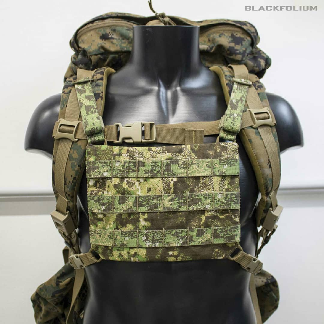 Old custom made by BLACKFOLIUM. It consists of a MOLLE platform (6 X 3) which can be combined with the most common backpacks. The result is an integrated, light and minimal chest rig, ideal for the transport of the material to be quickly reach.