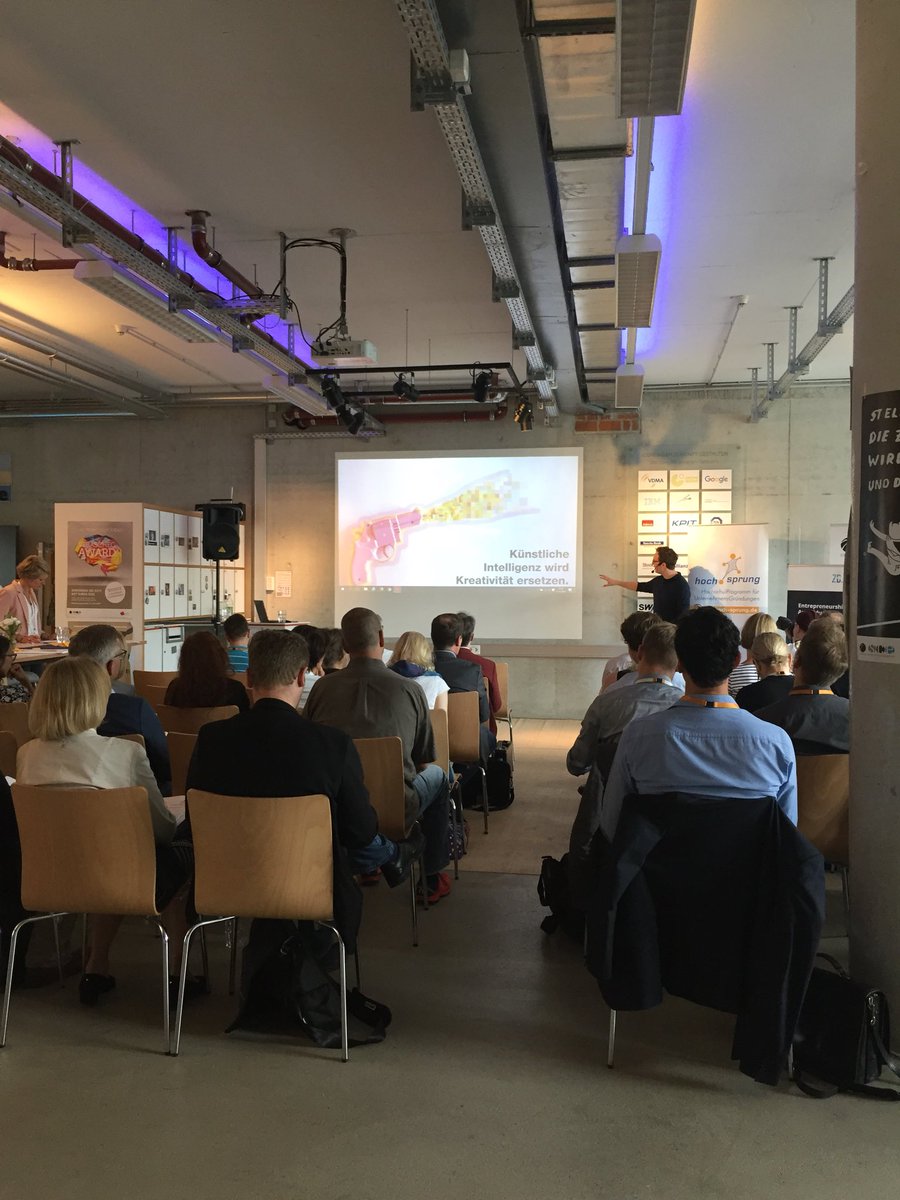 Spannende Keynote von Sascha Friesike auf der  @HOCHSPRUNG_BY Konferenz 2018