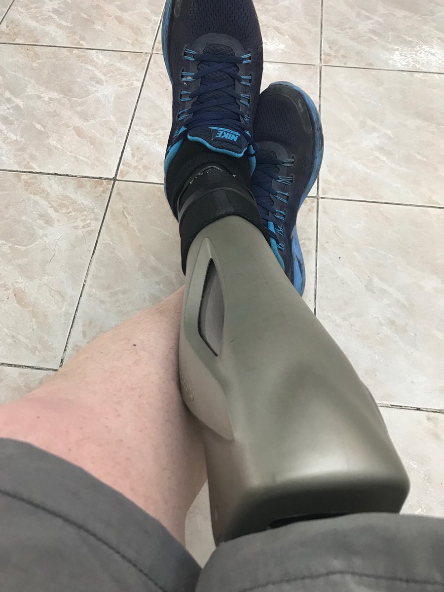 Bobchensk's tweet image. Сижу в парикмахерской. Мужик рассказывает, как палец на ноге утерял и просит скидку на педикюр. 
И вот я думаю...