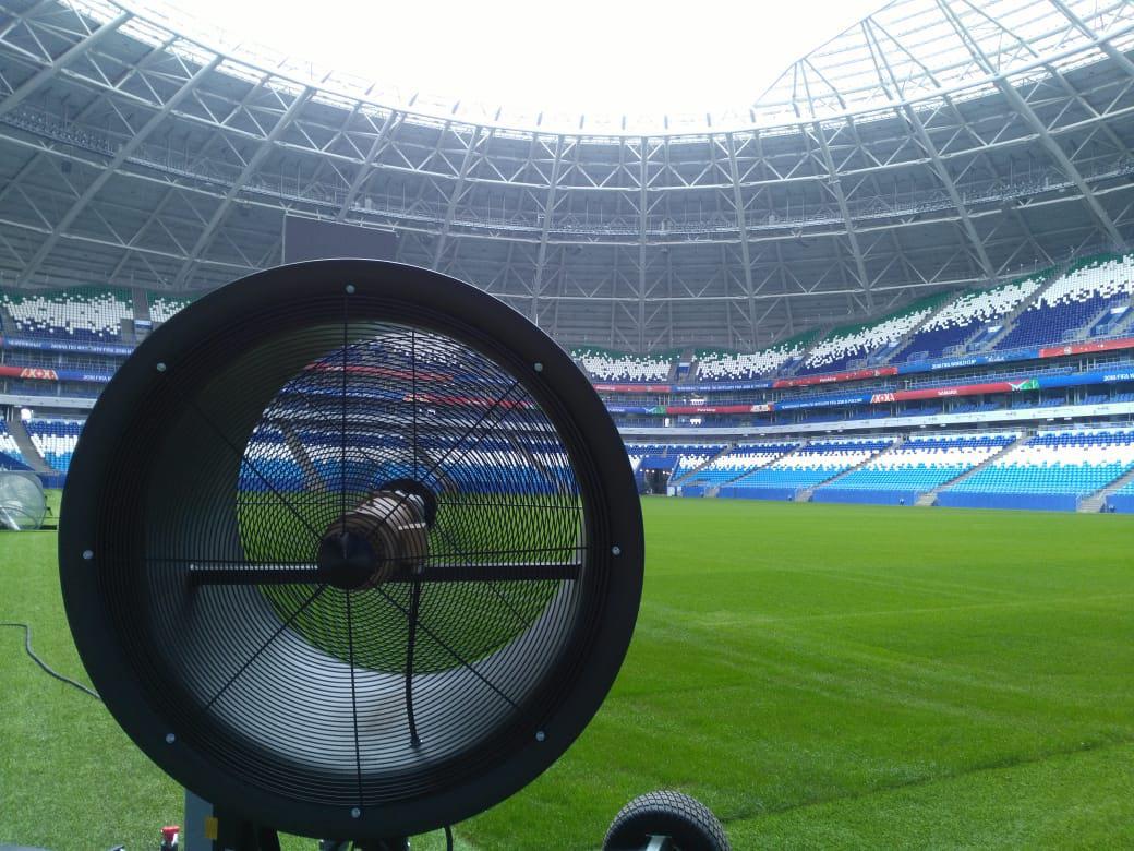 SMR_2018's tweet photo. Газон на стадионе «Самара Арена» готовят к играм Российской Премьер-Лиги: осуществляется подсев семян, внесение удобрений, полив. 

Там, где есть дефицит солнечного света, обеспечена дополнительная подсветка. А для предотвращения застаивания воздуха работают специальные ветродуи. https://t.co/tz5CkXqdKG