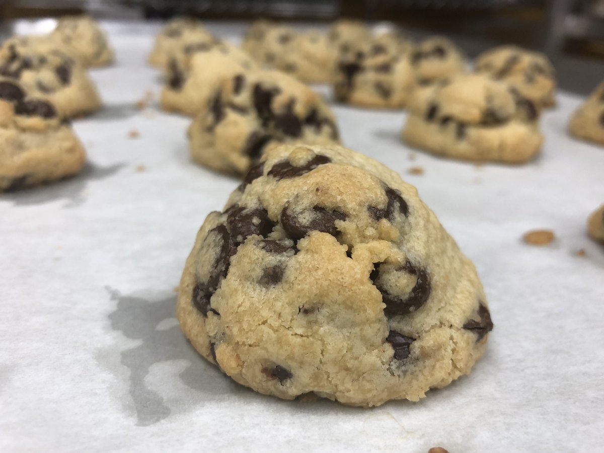 MomsCookies_'s tweet photo. Chocolate Chip Freshly Baked 😋 #chocolatechip #chocolate #chips #chip #chocolatechocolate #doublechocolate #chocolatecookies #chocolatechipcookies #cookiechocolates #cookiechocolate #freshlybaked #freshbakedcookies #butter #buttercookies #thickcookies #hugecookies #heavycookies https://t.co/OU3Pn7Cz2m