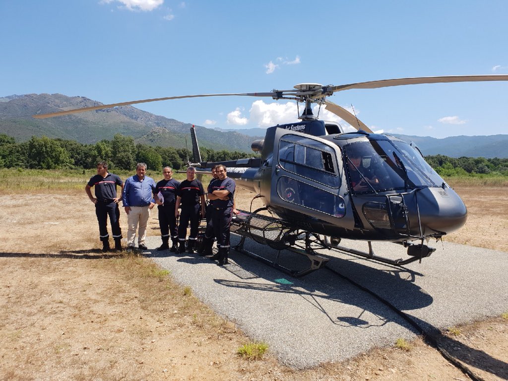 sis_2b's tweet photo. #Saison2018 #FdF ce matin réception à #AéroclubCorte de #HélicoptèreBombardierEau du #SIS2B utilisation 315 heures et 210 jours sur 3 ans en présence du responsable de société #JetSystem du #LtCol @OMeschini #chefgrpmtops & cadres du #BassinOpsCorte & des #Commandos https://t.co/zynvXritYG