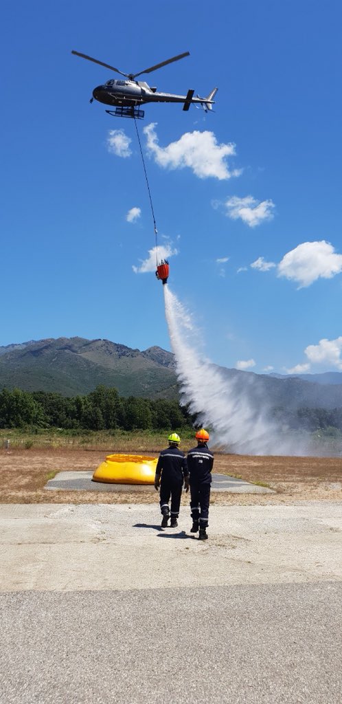 sis_2b's tweet photo. #Saison2018 #FdF ce matin réception à #AéroclubCorte de #HélicoptèreBombardierEau du #SIS2B utilisation 315 heures et 210 jours sur 3 ans en présence du responsable de société #JetSystem du #LtCol @OMeschini #chefgrpmtops & cadres du #BassinOpsCorte & des #Commandos https://t.co/zynvXritYG