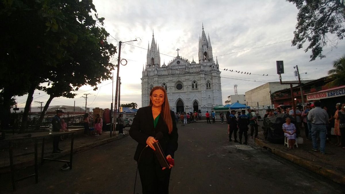tcsnoticias's tweet photo. En vivo desde Santa Ana
#FiestasJulias2018
#VivaSantaAna
@MarisolDoratTCS
#EquipoTCS https://t.co/vx1vndtMaG