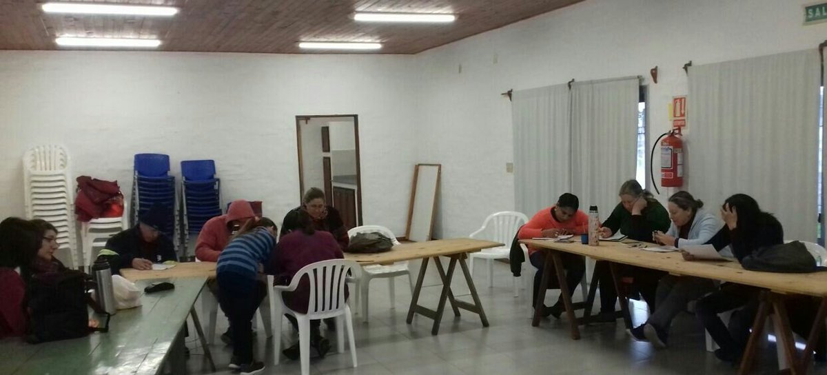 Mides_RN's tweet photo. #ALGORTA
"Cosechar y Crecer Juntos"
Proyecto de Ruralidad entre @midesuy #Dinesil @IntRioNegro @montesdelplata #CaifElTrencito
Hoy estan realizando el exámen sobre #ManipulaciónDeAlimentos a través de la Dirección de Higiene. https://t.co/ps6AYwWCOU