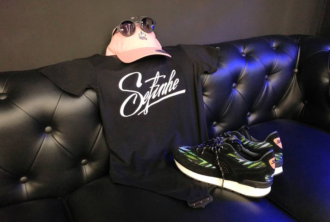 Disponible en <a href="/fokostore/">fokostore</a>
. 
Outfit:

Gorra: Mistertee 
Zapatillas: @sneepcrew - Zulu 
Body: <a href="/Sefinhe/">SefinheClothes</a> - Urban
Gafas: <a href="/mstrds/">NM</a> .
. 
#sefinhe #sefinheclothes #sfnh #clothes #tiendaderopaurba #streetwear #ropaurbana #modaunisex #burgos #tienda #streetspace #store #modaurbana