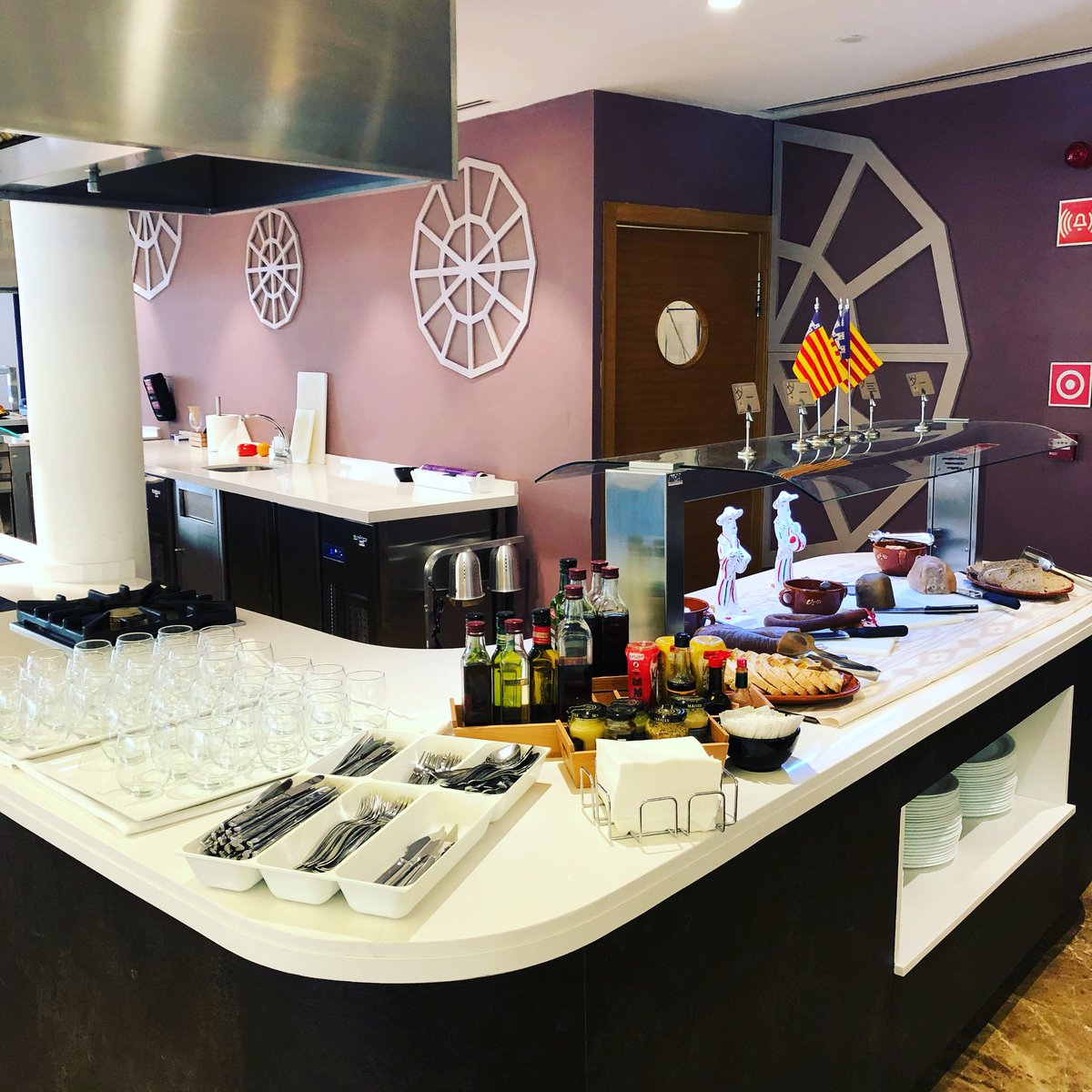 Hotel_Luxor_'s tweet photo. Have you tried the local Mallorca food corner?
#longaniza #sobrasada #camaiot #panmoreno #panmorenomallorquin #quesomallorquin #paamboli #aceitunasmallorquinas #guindillas
#hotelluxormallorca #mallorcafood #mallorcaessen #playadepalma #frühstückszeit #frühstück #frühstücksliebe https://t.co/gQSDTSiei7