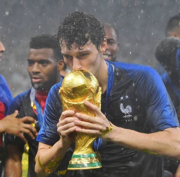 Footballogue's tweet photo. [#CM2018] Benjamin Pavard🇫🇷 💬 : "Je sors de nulle part...Il y a 2 ans, je regardais l'Euro 2016 dans une fanzone. Il y a 1 an, je jouais en D2 Allemande avec Stuttgart. Et aujourd'hui, je suis champion du monde !" https://t.co/pml3TrE4CO