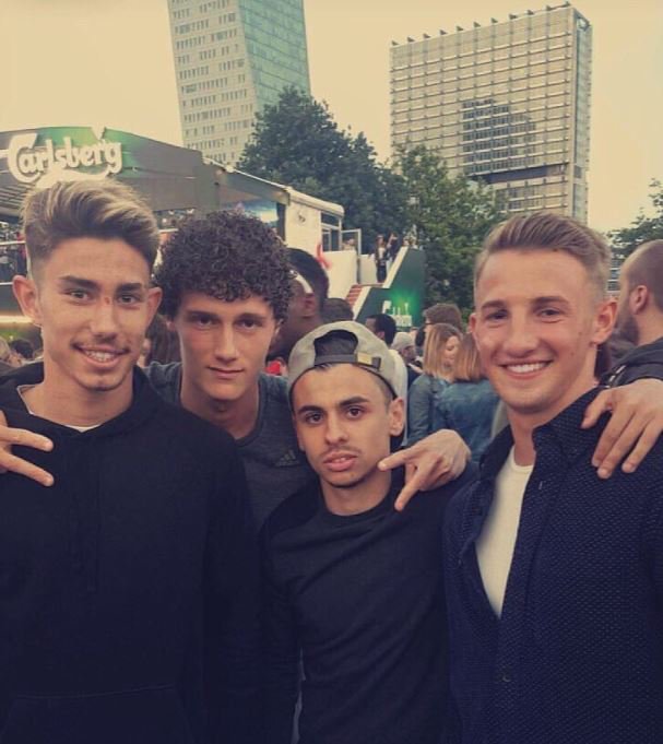 Footballogue's tweet photo. [#CM2018] Benjamin Pavard🇫🇷 💬 : "Je sors de nulle part...Il y a 2 ans, je regardais l'Euro 2016 dans une fanzone. Il y a 1 an, je jouais en D2 Allemande avec Stuttgart. Et aujourd'hui, je suis champion du monde !" https://t.co/pml3TrE4CO