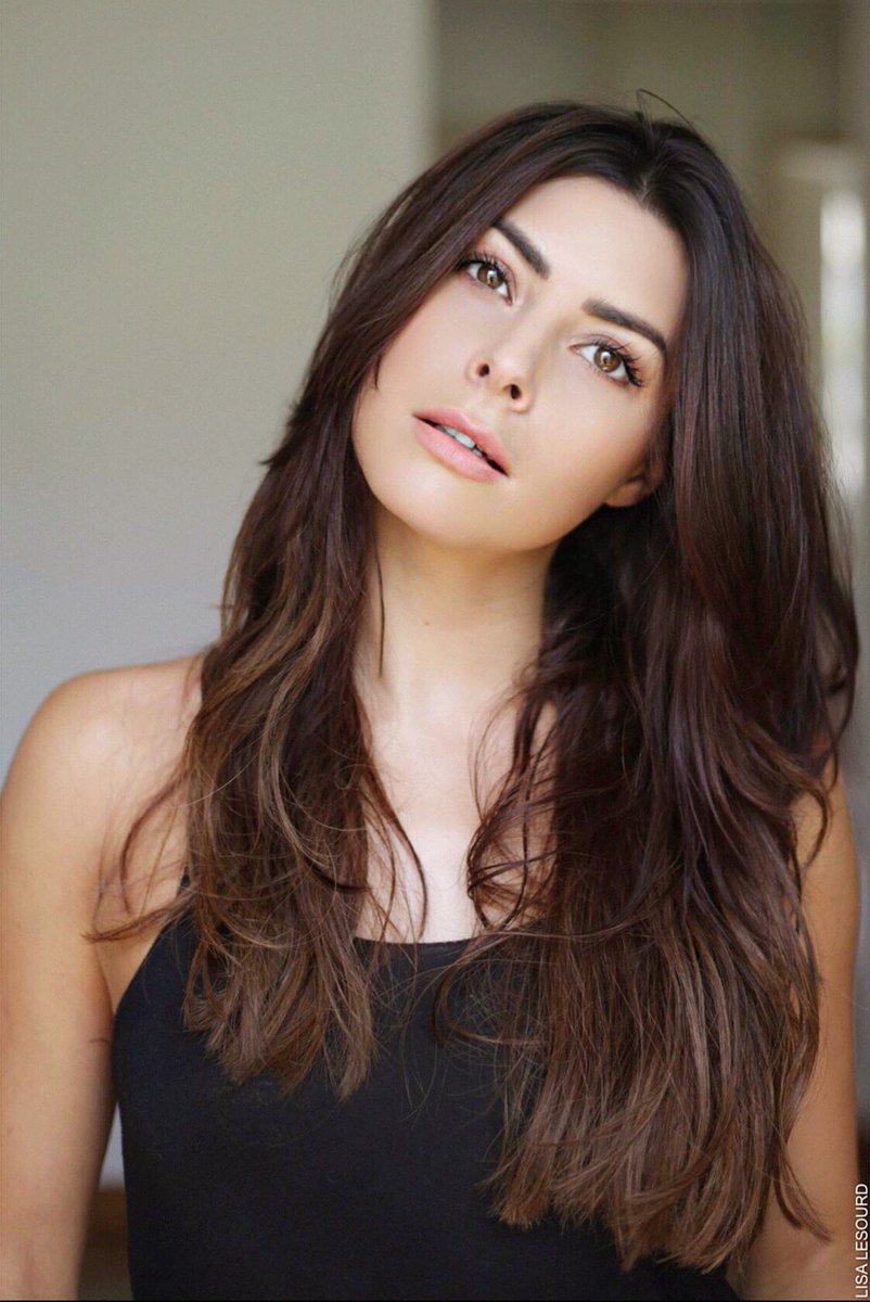 Crinière de lionne avec <a href="/greatlengthsfr/">Great Lengths</a> by @lisa_lesourd_ 📸.
Merci à mon talentueux et adorable hair stylist @ludovicgeheniaux_paris et à toute son équipe 💇🏻‍♀️🖤. <a href="/GreatLengths/">GreatLengths</a> #ludovicgeheniaux @lucasmzr_lgparis #GreatLengths