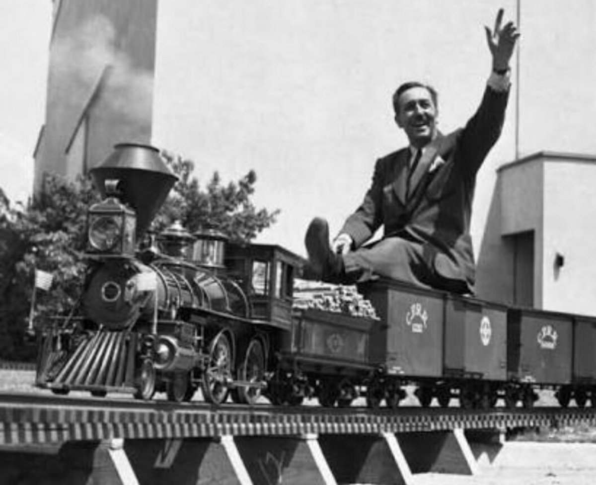 やまきょのdisneyworld ウォルトは小さい頃から鉄道模型が大好きでスタジオ内にも機関車を走らせてました シンデレラの制作中にもウォルトはずっと汽車の模型を自分で作ってら遊び ウォルトの誰一の息抜きで汽車への熱意は凄まじい物でした パーク