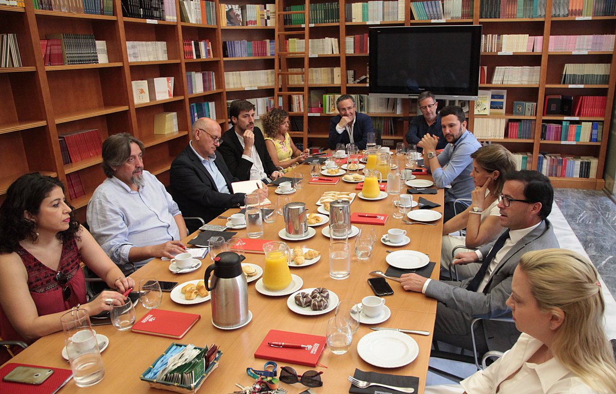 🔴 El pte @magallardovva ha desayunado esta mañana con directores/as de distintos medios de comunicación de la provincia 📰📻📺📱 para hacer un repaso de los tres años de legislatura y de los proyectos de futuro en marcha.

En este HILO señalamos lo más destacado por el pte 👇