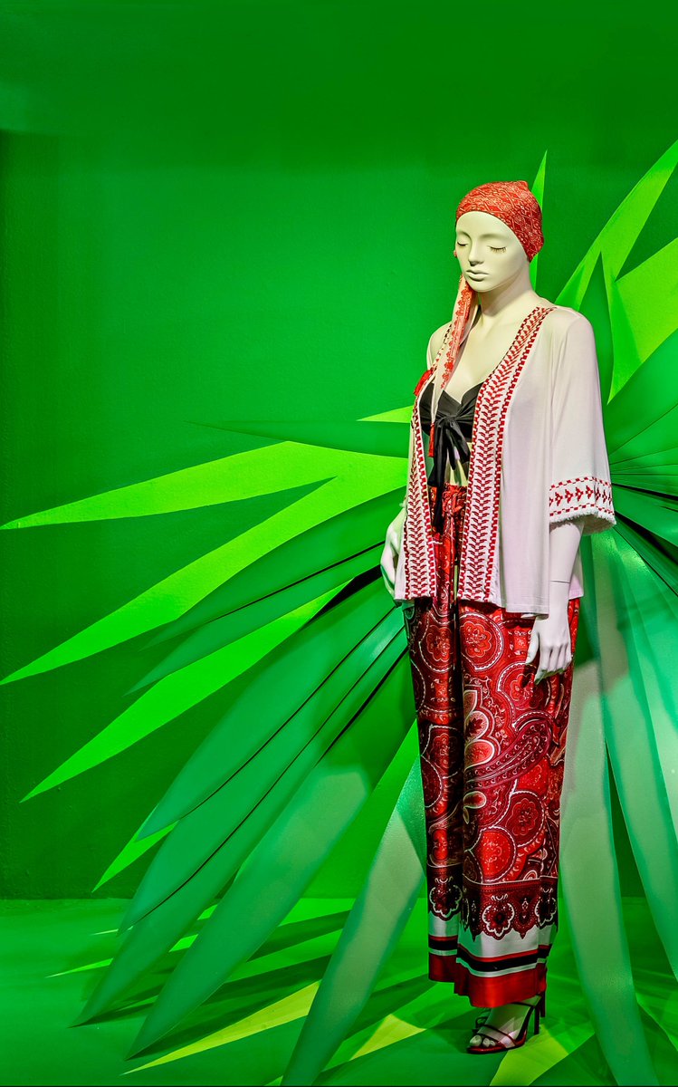 Virtumannequins's tweet photo. We love the tropical summer windows at MACY`S Herald square, NYC. Great to see our COMFORT Mannequins in the window. 
#macys #macyswindows #NYC #newyork #retail #shopwindow #retaildesign #mannequins #visualmerchandising #windowdisplay #plussizefashion #windowdressing #windows https://t.co/tvHNnoqMwv