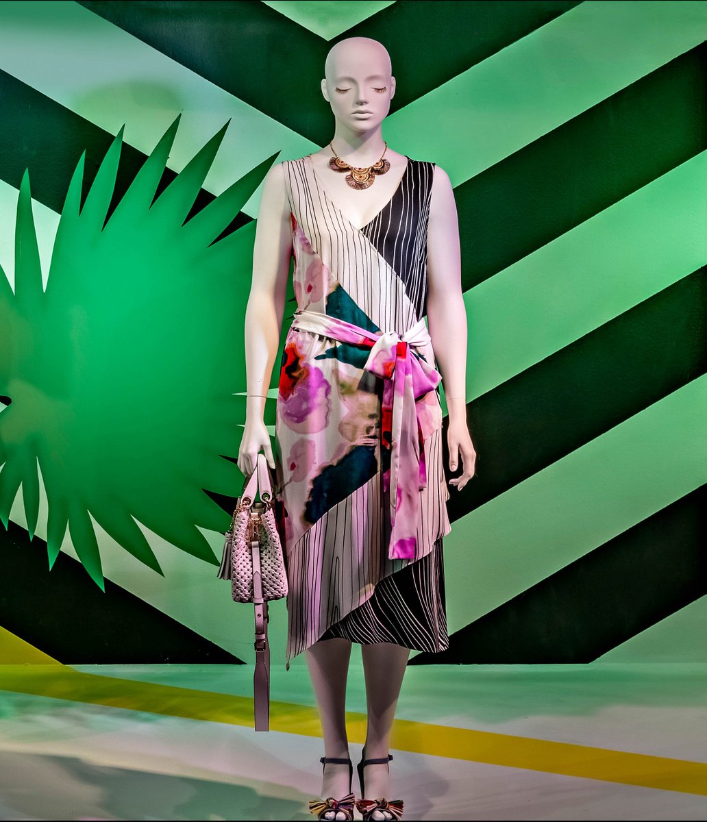 Virtumannequins's tweet photo. We love the tropical summer windows at MACY`S Herald square, NYC. Great to see our COMFORT Mannequins in the window. 
#macys #macyswindows #NYC #newyork #retail #shopwindow #retaildesign #mannequins #visualmerchandising #windowdisplay #plussizefashion #windowdressing #windows https://t.co/tvHNnoqMwv