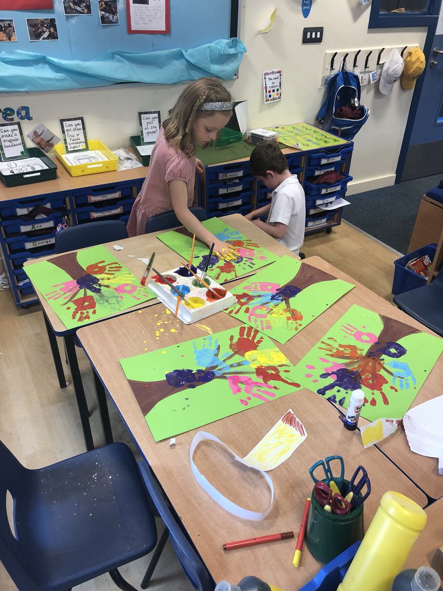 MrsPs_Class's tweet photo. We’re making some thank you cards for some special people around school this afternoon! 🎨 🌳 🤚🏼 we have talked about everyone playing a little part in helping our school to be the amazing place it is! 🏫 https://t.co/9XT3ytrNN3