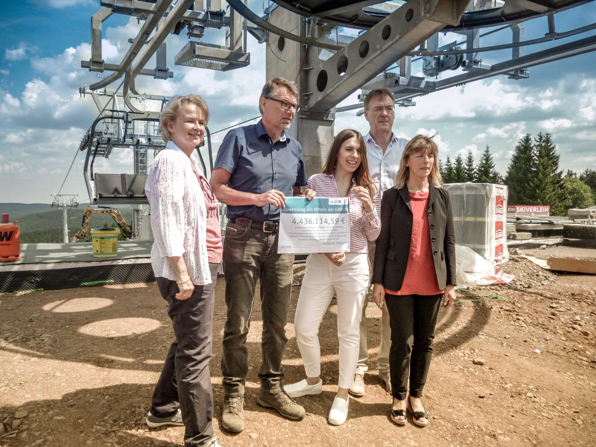 Wenn's jetzt nix wird 😎 -
Wirtschafts-Staatssekretärin @valentinakerst überreichte heute den #Fördermittelbescheid für den Ausbau des Areals am Fallbachhang in #Oberhof
Mit 4,4 Mio. € geht Einiges zu machen: Im Sommer #Mountainbiken; Im Winter #Skifahren.