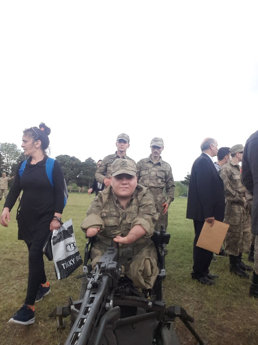 Ben bile birgün de olsa paşalar gibi askerliğimi yaptım bu bedelli ile askerlik yapacak olanlar bu vatan için şehit olanlar hiç mi aklınıza gelmeyecek #BedelliAskerik #BedellideYas25Bedel15 #DünyaEmojiGünü