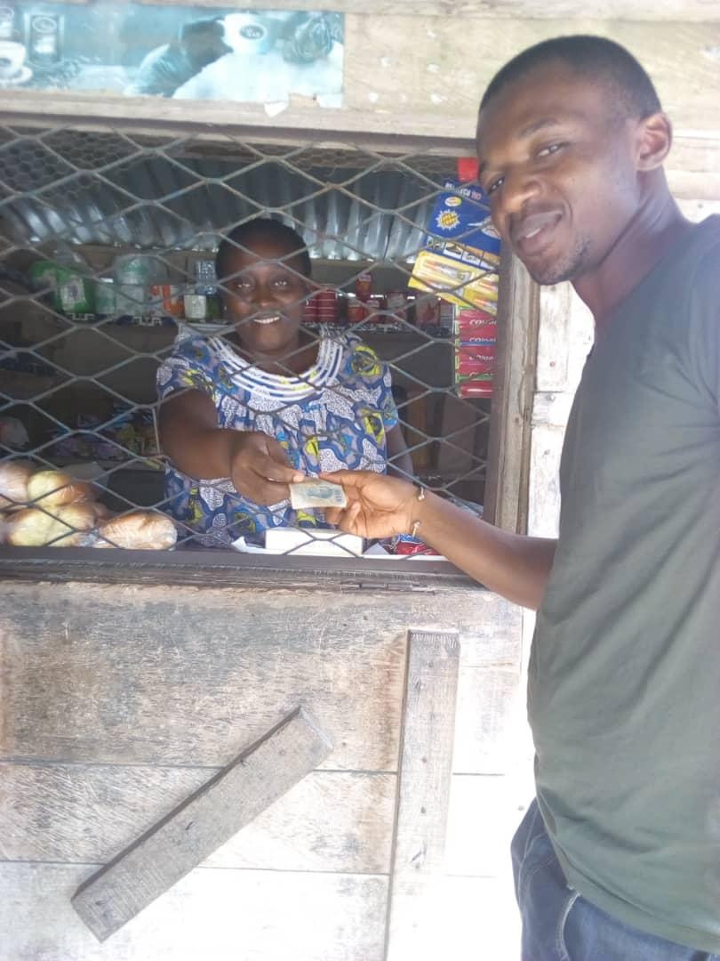 Cette dame, maman YONTCHOU LAURE dans son petit kiosque. Je passais ce matin, elle m'a appelé ne la connaissant/n'ayant pas de rapport avec elle vraiment s'est fondu en joie en me disant donc vous voulez pas prendre mes kolos ? Dit au Pdt que voilà ma part, pour le changement