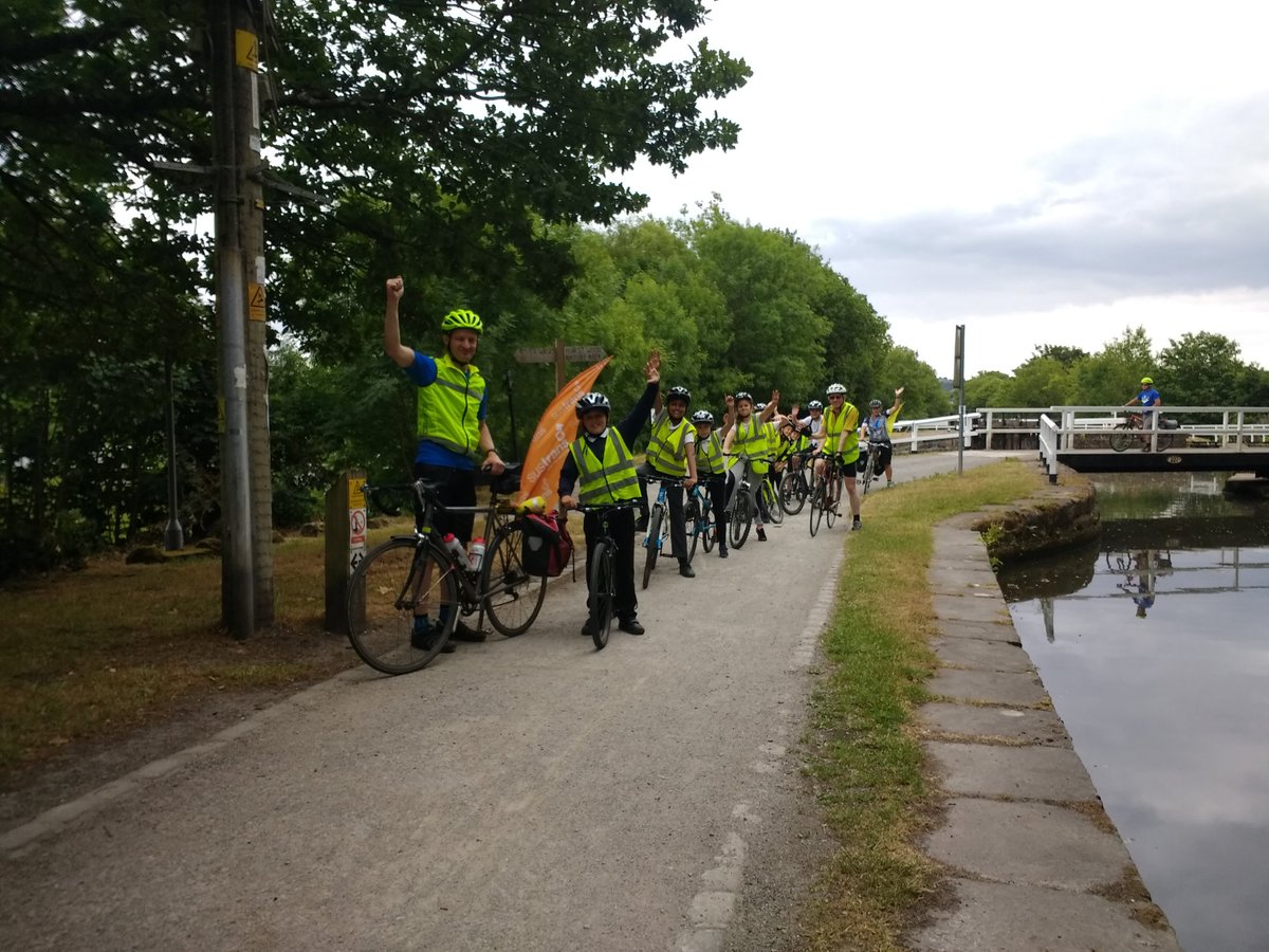 Great ride with Parkwood Primary Cycling all the way from Leeds to Keighley. 3 groups taking turns. Now on last leg #CyclingisCool @SustransYorks