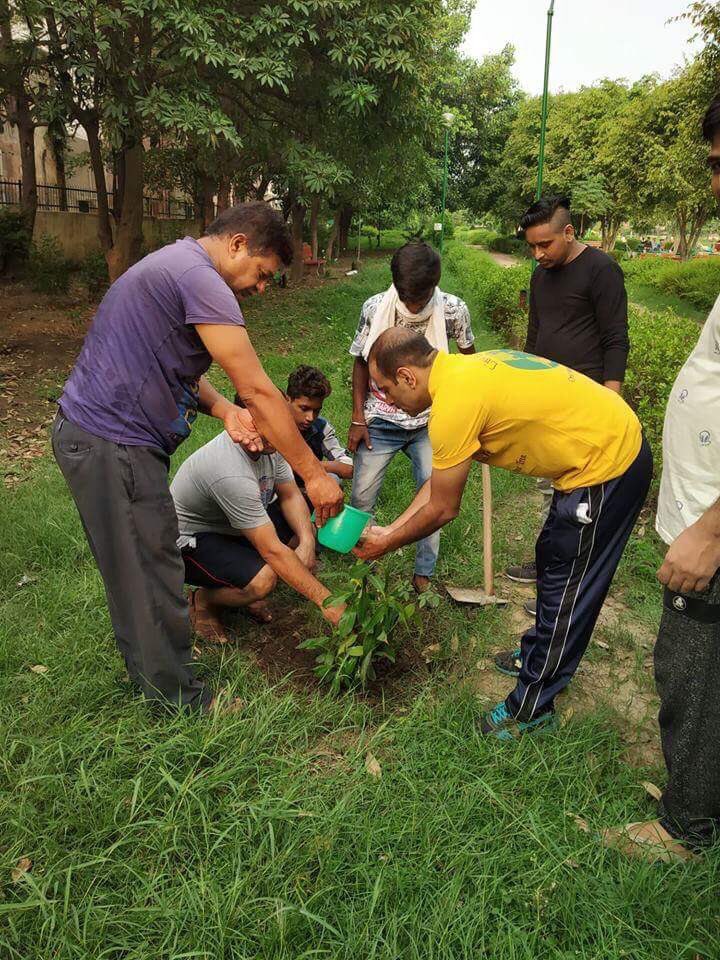 JatinMakol's tweet photo. Inaugurated "#TreePlantationDrive" organised by #LiveForOthers team at Subhash Nagar,#Delhi.Along with residents of the area.
This is our small effort for greener tomorrow. #GoGreen 
@NarenderChawla1 need your blessings Sir 🙏

 #ForcesForAll https://t.co/VQgapGoZP8