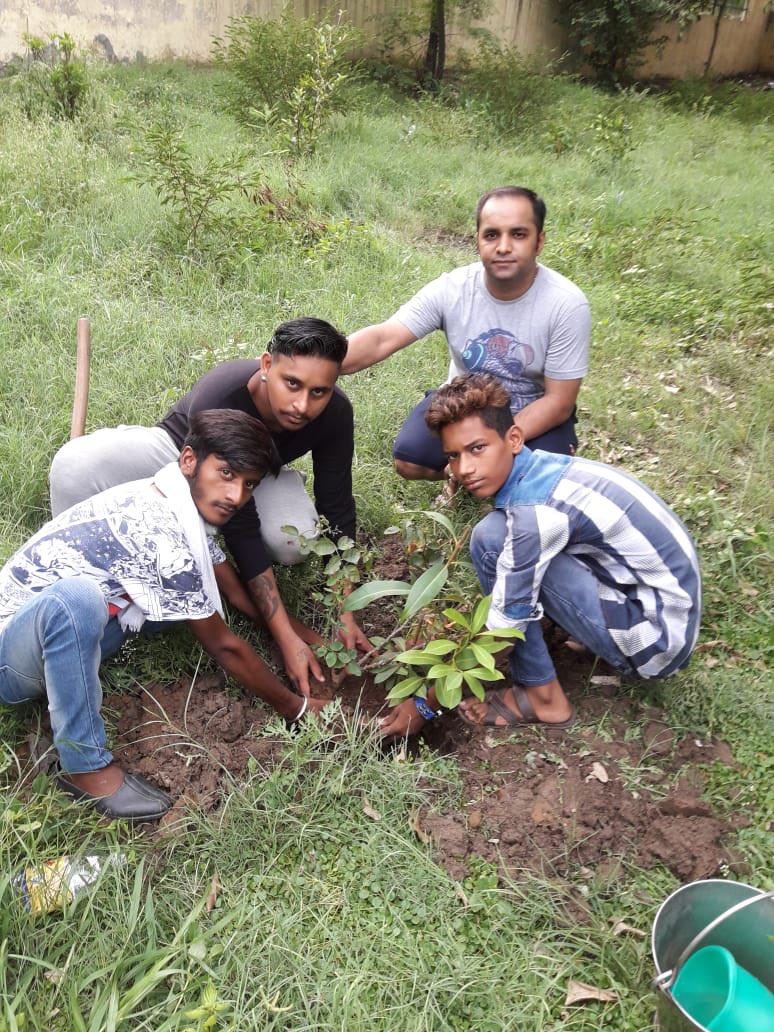 JatinMakol's tweet photo. Inaugurated "#TreePlantationDrive" organised by #LiveForOthers team at Subhash Nagar,#Delhi.Along with residents of the area.
This is our small effort for greener tomorrow. #GoGreen 
@NarenderChawla1 need your blessings Sir 🙏

 #ForcesForAll https://t.co/VQgapGoZP8