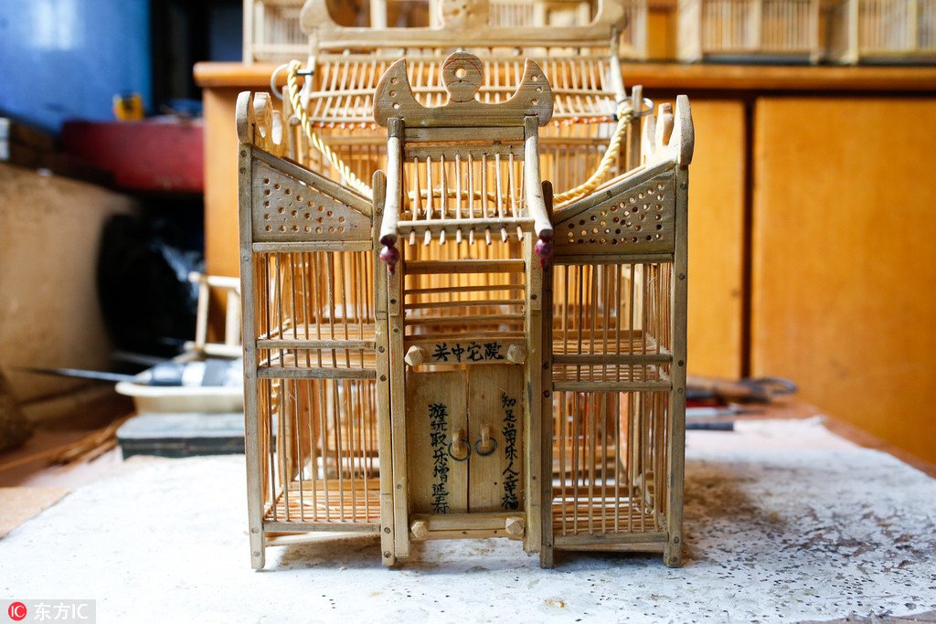 ChinaDaily's tweet photo. An 85-year old man in northwest China made a "big house” for his pet katydids. #incredibleskill https://t.co/puZYwAVDEP