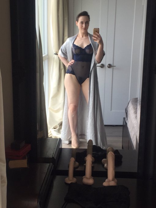 Shades of blue and a line of dicks. Happy Tuesday everyone! https://t.co/mAeh8gmlDU