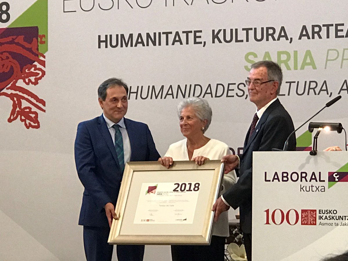 Zorionak! En el centenario de @ei_sev, la antropóloga Teresa del Valle ha recibido esta tarde el Premio de Humanidades, Cultura, Artes y Ciencias Sociales en reconocimiento a su trabajo en #AntropologíaFeminista y a favor de la igualdad entre mujeres y hombres. #PremioEILKSaria