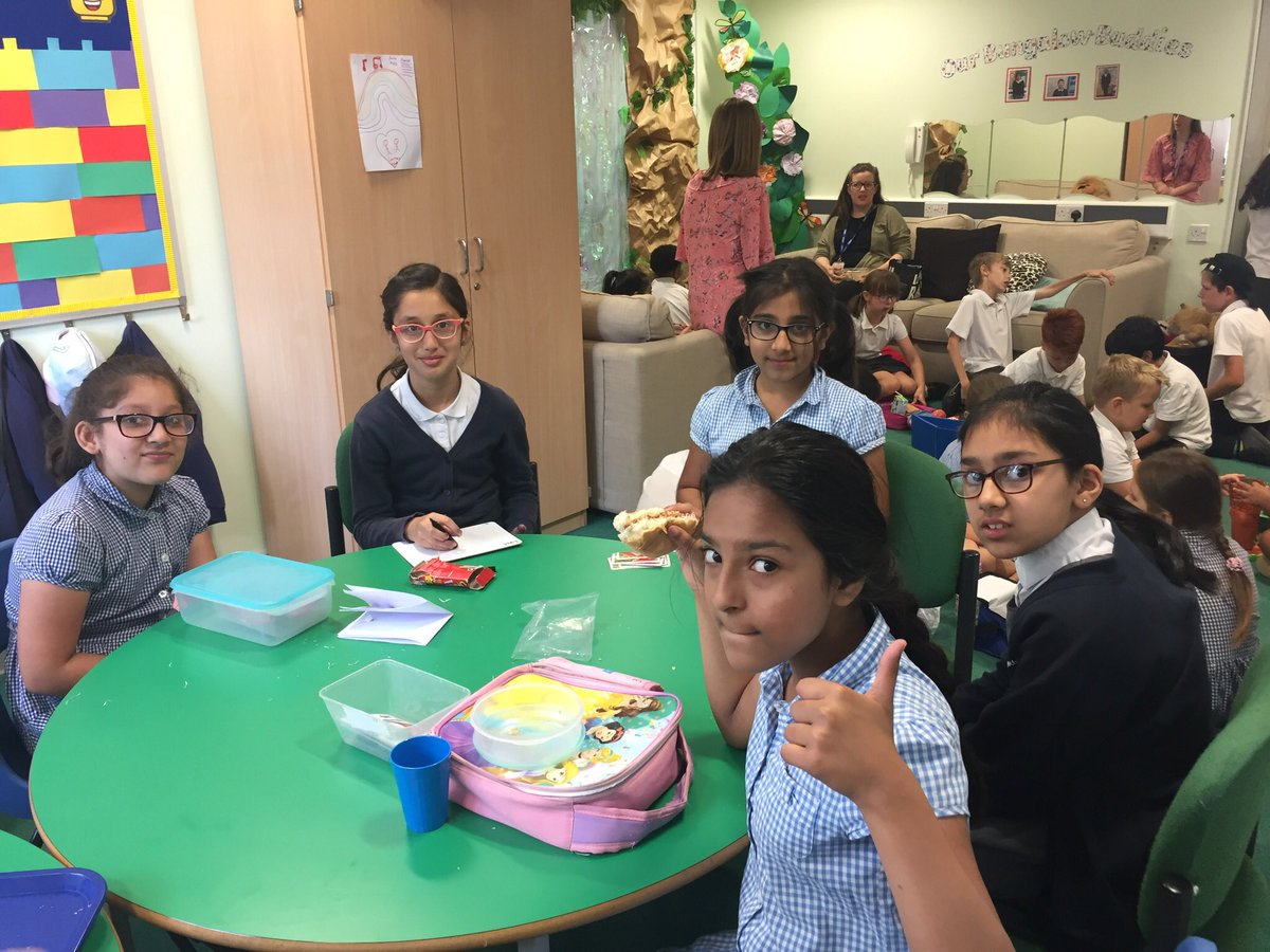 PastoralTeam1's tweet photo. Lots of 10s at lunchtime today! Some 100s and 100,000s even! #connect #fun #smiles @HeadBeechfield https://t.co/Bkh5NRVE7K