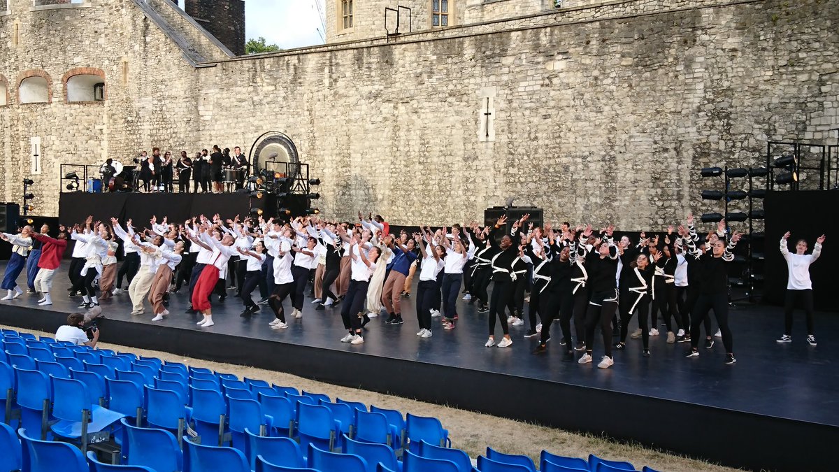 EastLondonDance's tweet image. A sneaky peek from the dress rehearsal of #EASTWALL. Just 24 hours until we're joined by @HofeshCo @HRP_palaces @LIFTfestival and a cast of 150 community dancers and musicians to Storm the Tower! Buy your tickets at eastwall.org to make sure you don't miss out