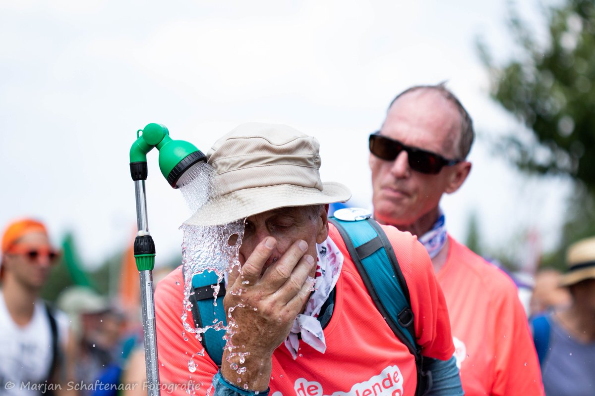 m_schaftenaar's tweet photo. Één en al drukte bij de sproeier bij Lent maar toch zit de sfeer er goed in op de #NijmegenMarches #nijmeegse #Vierdaagse2018 #vierdaagse @4daagsenieuws @OmroepGLD @dgliemers @DeGelderlander @gem_Nijmegen @RTLnieuws @4dgld #4daagse https://t.co/KJZtYKiE54
