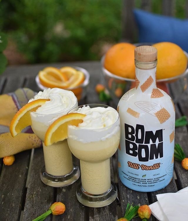 EMJanerus's tweet photo. Orange Ya Happy It’s Summer?! Cool down with this Boozy Vegan “Creamsicle” Cocktail 🍊🍦🍊
In blender: 2 pts BOM BOM Nilli Vanilli, 1 pt OJ, 1 pt OJ vodka, & ice.
⠀⠀
#bombom #bombombrands #nillivanilli #orange #creamsicle #rum #cocktails #vegan #lowcalorie #drinks #yummy #food https://t.co/AhZcPptXlr