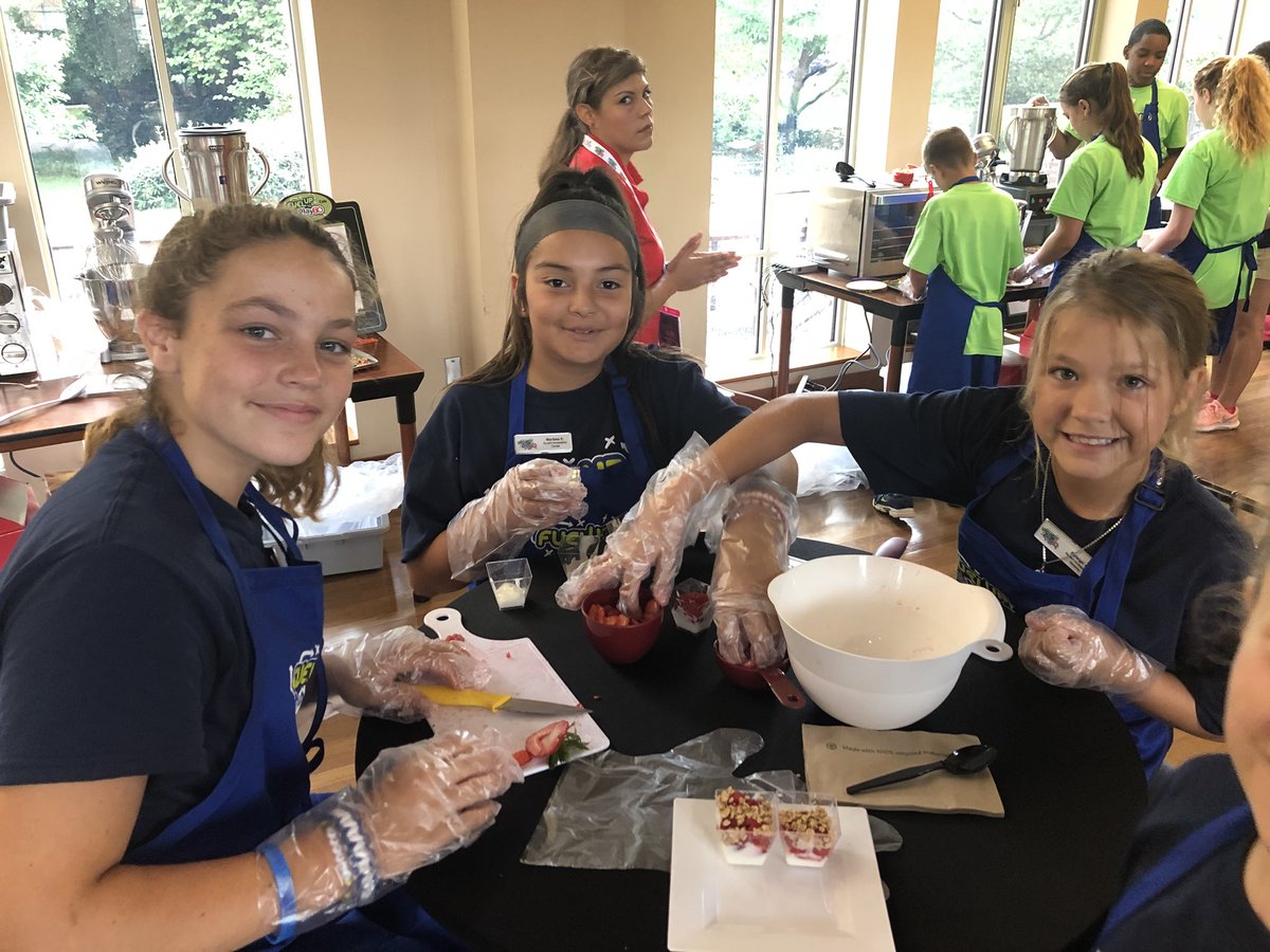 KatieBrownRDN's tweet photo. Innovation at its best—these student leaders are creating  healthy and tasty snacks at #FUTP60Summit! https://t.co/gHWih3FtOF