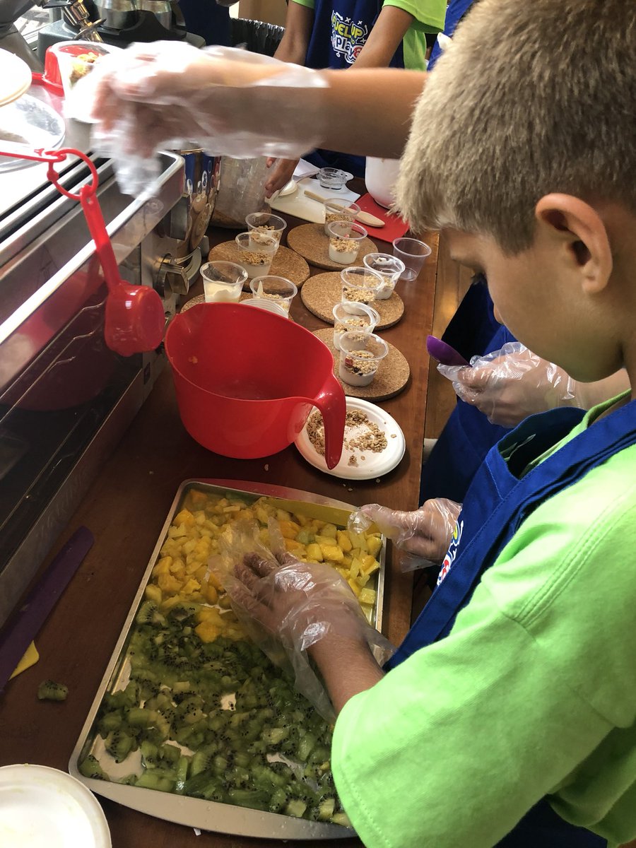 KatieBrownRDN's tweet photo. Innovation at its best—these student leaders are creating  healthy and tasty snacks at #FUTP60Summit! https://t.co/gHWih3FtOF