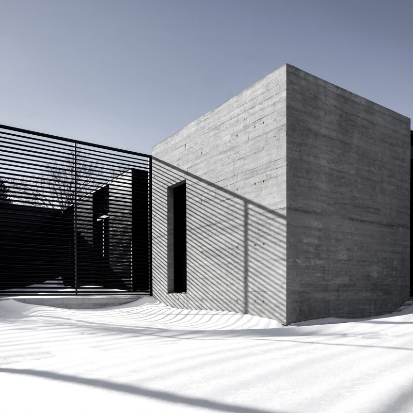 dezeen's tweet image. Alain Carle Architecte completes minimalist home in Ontario on.dezeen.com/kOGcr3