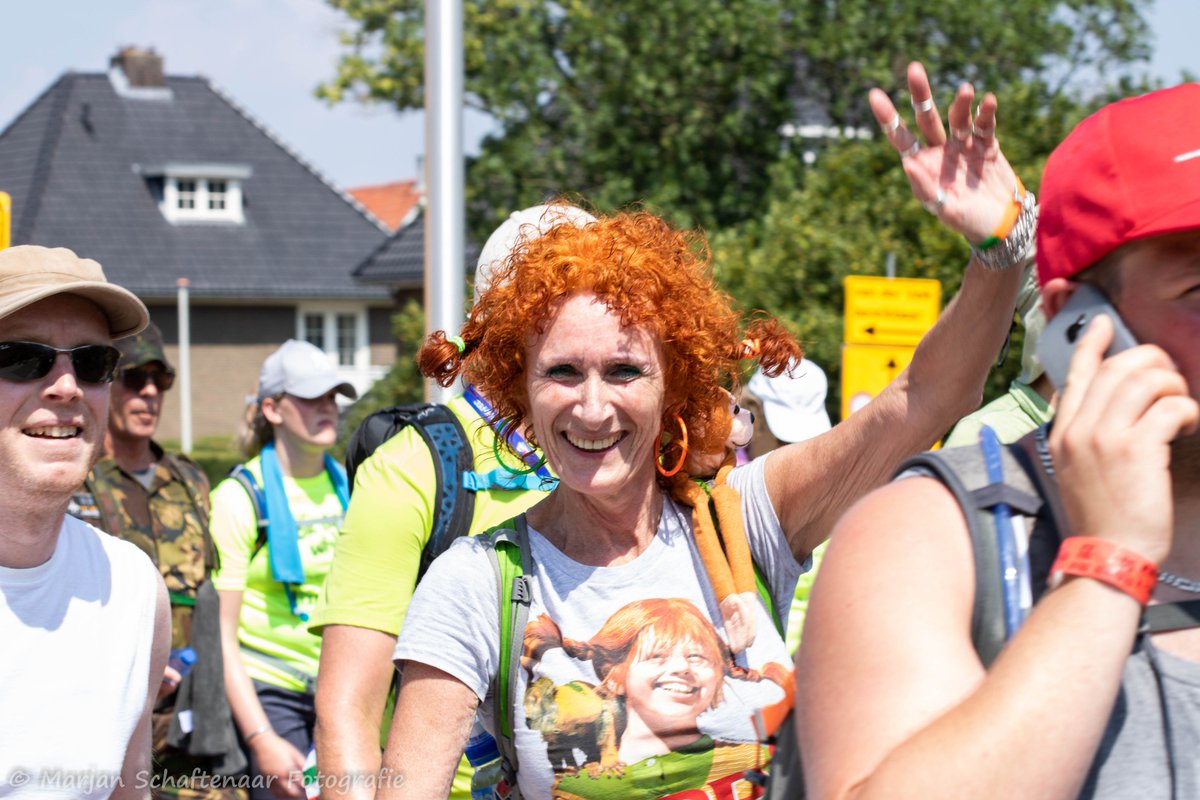 m_schaftenaar's tweet photo. Hoop lol bij de wandelaars ondanks de hitte #NijmegenMarches #nijmeegse #Vierdaagse2018 #vierdaagse @4daagsenieuws @OmroepGLD @dgliemers @DeGelderlander @gem_Nijmegen @RTLnieuws @4dgld #4daagse #wandelen https://t.co/l9tkk7hrKc