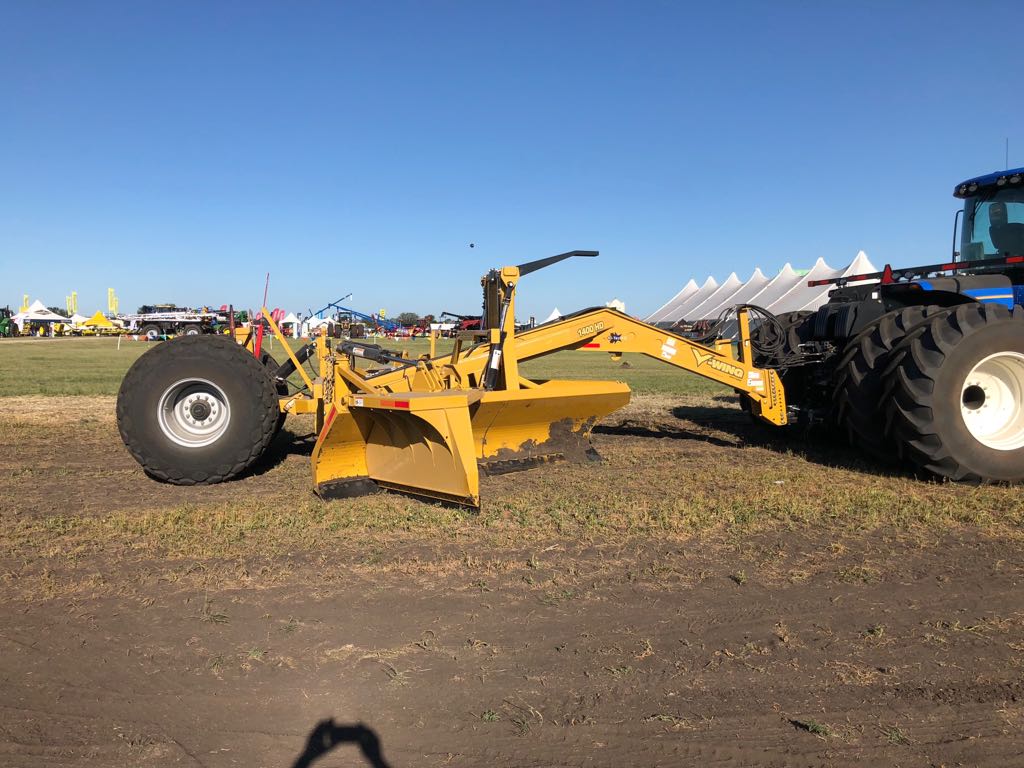 HiTecAg's tweet photo. We are happy to announce the release of a new V-Wing model. The 1400HD is on display this week at @AginMotion and is in the earthmoving demos at 1:00 PM daily #AIM18 https://t.co/0nuqGfljIr