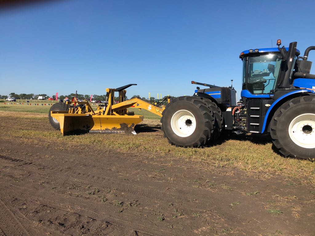 HiTecAg's tweet photo. We are happy to announce the release of a new V-Wing model. The 1400HD is on display this week at @AginMotion and is in the earthmoving demos at 1:00 PM daily #AIM18 https://t.co/0nuqGfljIr
