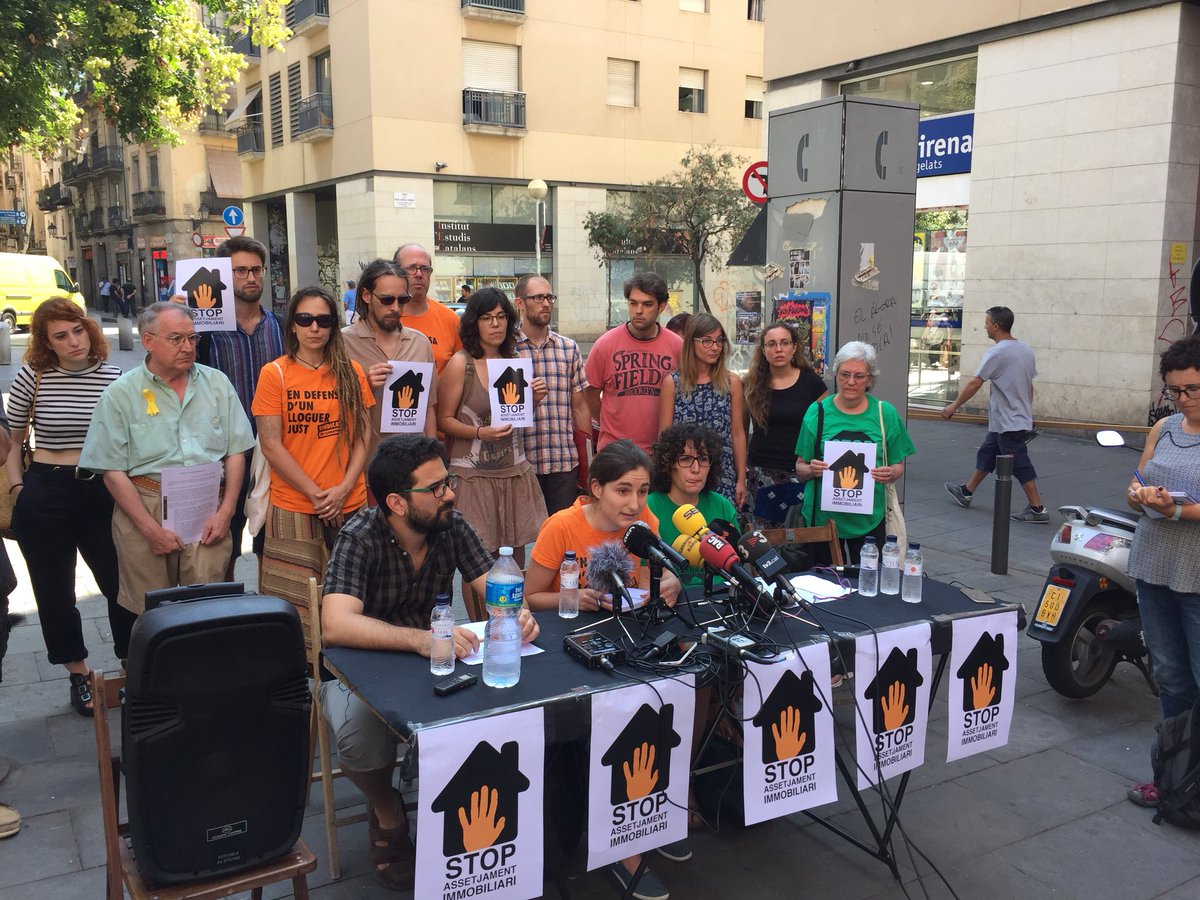 Entenca151's tweet photo. Entregades les primeres denúncies de #StopMobbing #ProuAssetjamentImmobiliari #StopAssetjamentImmobiliari Les inquilines ja tenim una eina més per la nostra defensa davant qui ens vol fer-nos fora i especular amb les nostres llars... #NoEnsFaranFora https://t.co/1In5H2ce9T