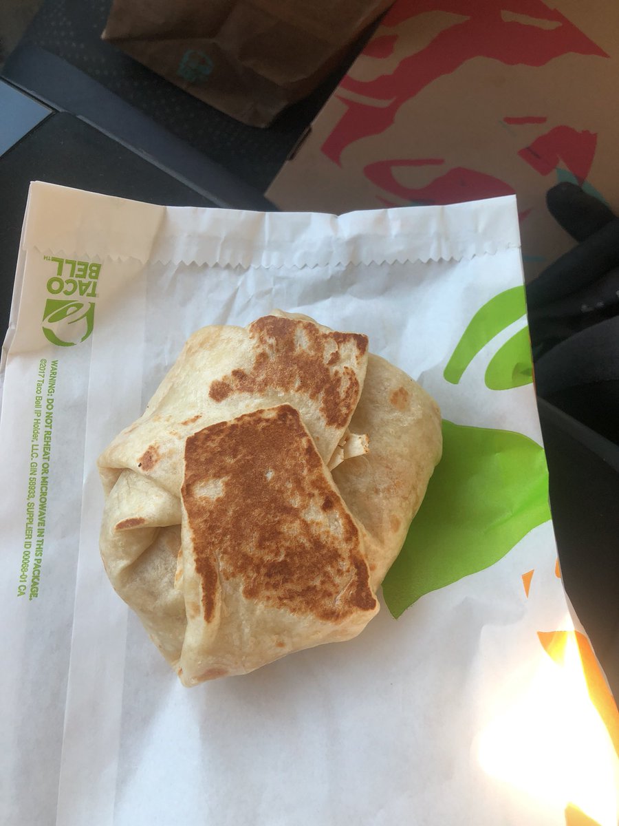 iphilargyrist's tweet photo. @TacoBellTeam SERIOUSLY?! I waited in the drive thru line for 35 MINS FOR THIS?! All I ordered was a nacho fries box and this sad Crunchwrap. Went into to talk to a manager or at least a regional. ALL EMPLOYEES DID NOT EVEN ASK IF THEY COULD HELP ME! https://t.co/ycnhkkxp81