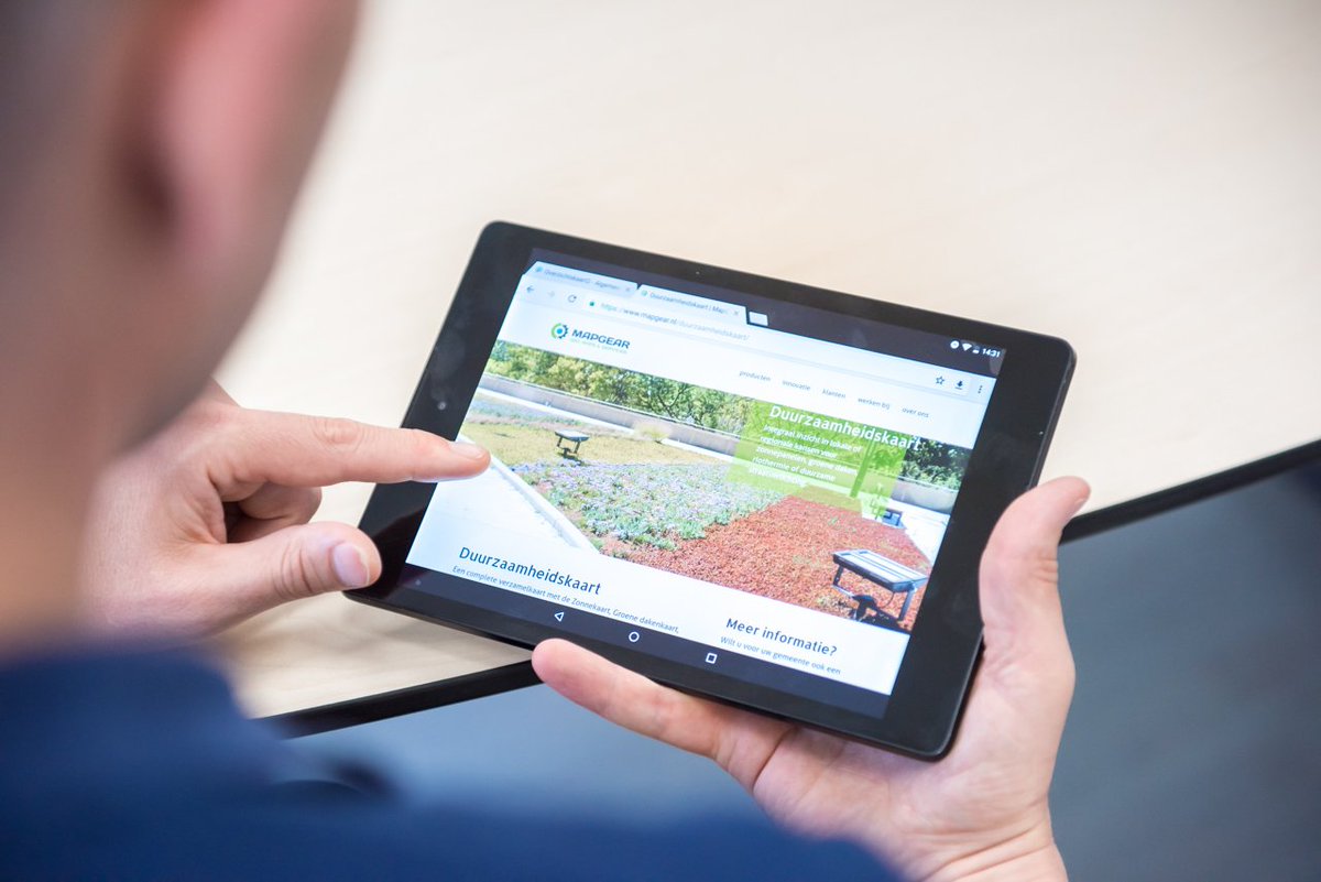 MapGear's tweet image. Als eerste gemeente start @gem_dalfsen met de Duurzaamheidskaart Pro. Deze interactieve kaart laat iedereen zien welke daken in welke wijken geschikt zijn voor zonnepanelen, hoeveel huishoudens hiermee van groene stroom zijn te voorzien en welke CO2-reductie dat oplevert.