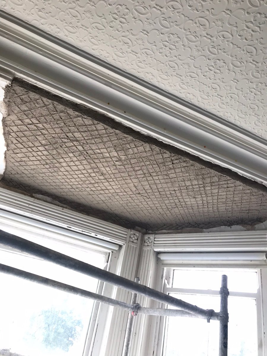 MarkMcCorrie's tweet photo. Bay ceiling repair at Grade 2 Listed property, 3 coat lime plaster onto riven laths, cornice repair to follow.
#lime #plaster #heritageskills #cornice https://t.co/qPvbjEalSU
