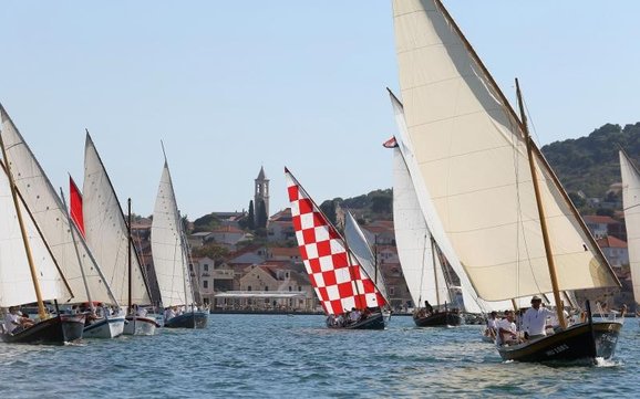 ⛵️ #LATEENSAIL 
#regattas are
#traditional in
🇭🇷 #Croatia ;
#sailing #sailracing 
#regatta #boats 
#boat #boating
#TraditionalBoats 
#WoodenBoats
#SailingFestival 
#SeaFestival #adriatic 
#SailCroatia #maritime 
#nautical #nautica 
#nauticalportal
burtiz.otokprvic.info