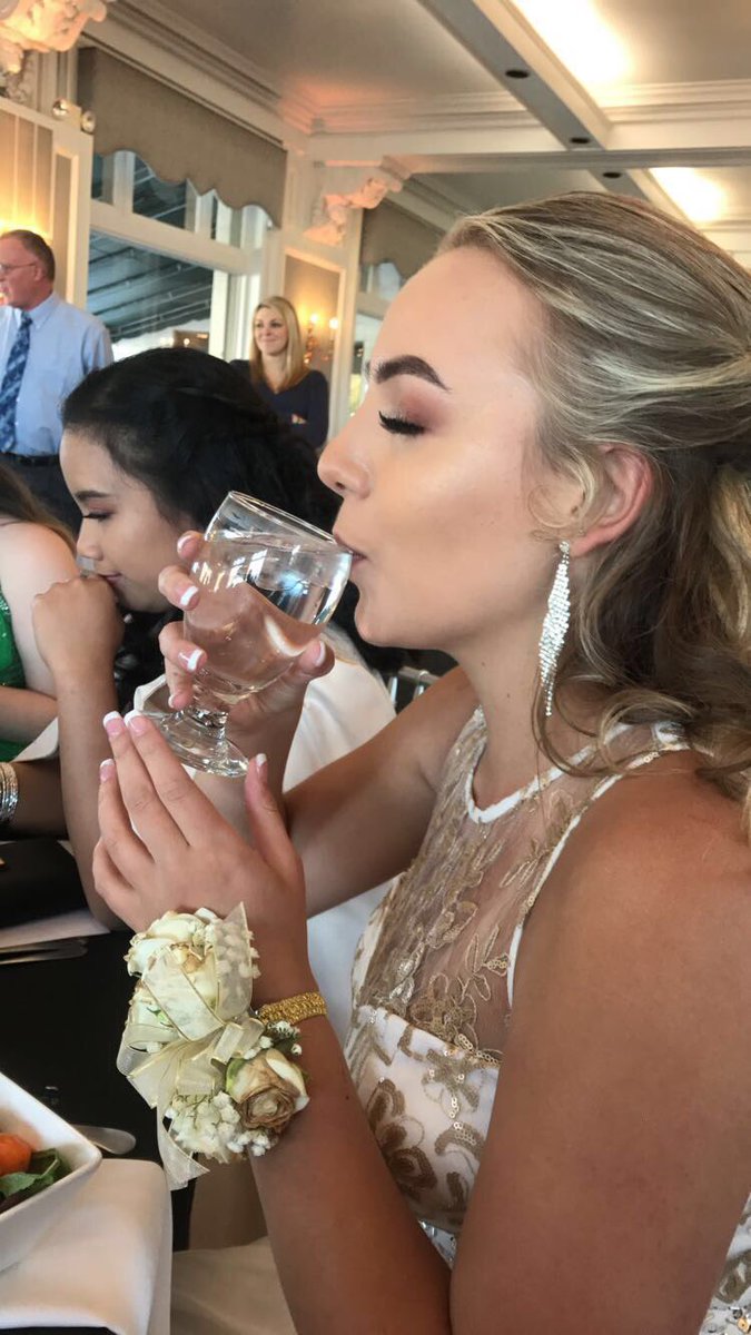 ChelseaMahoney3's tweet photo. @PeytonList people keep telling me I look like you! I take that as a compliment☺️ https://t.co/Uc3cRKg8B0